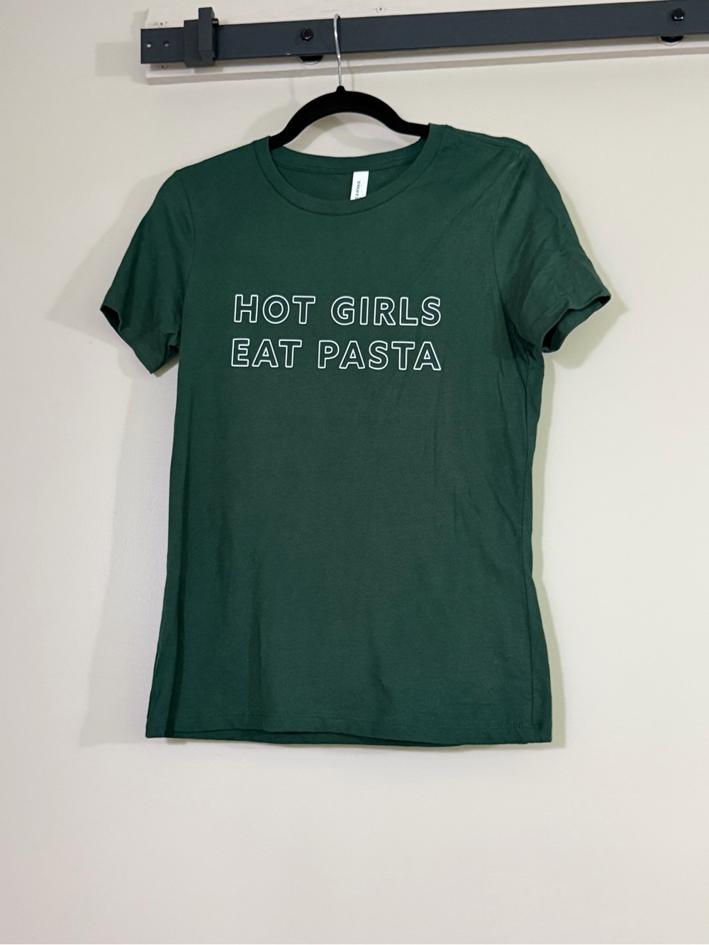 OVERSEASONED - 'Hot Girls Eat Pasta' Women's Graphic Tee, sz s